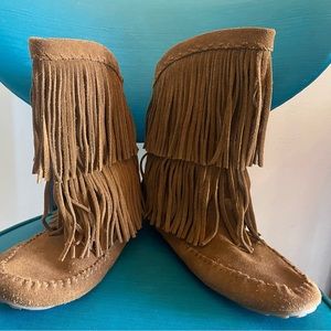 Minnetonka leather two tier moccasin boots size 10 great condition